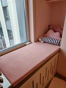 Розовый матрасик на подоконник в детскую. Организация безопасного пространства для детей. Отзыв клиента с высокой оценкой.