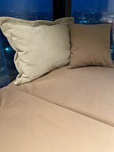 Мягкий бежевый матрасик на подоконник с удобными подушками. Отзыв о качестве от довольного клиента Гливер