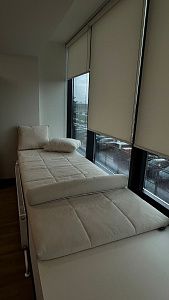 Светлый бежевый матрасик, подушки и валик на подоконник на окно для зоны отдыха. Отзыв клиента Гливер, рейтинг 5 звезд. 