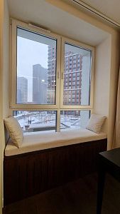 Бежевый светлый матрасик с подушками на подоконник к окну. Любой размер на заказ от Гливер. Отзыв клиента с оценкой 5. 