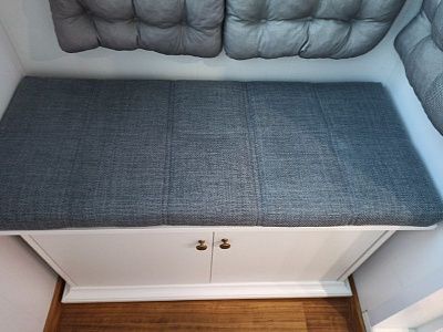 Серый матрасик со стежкой на балкон на тумбу для зоны отдыха. Отзыв клиента с рейтингом 5 звезд. 