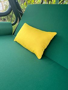 Зеленый матрас в уличной ткани на садовые качели и яркие подушки. На заказ от фабрики Гливер. Отзыв покупателя с высокой оценкой.