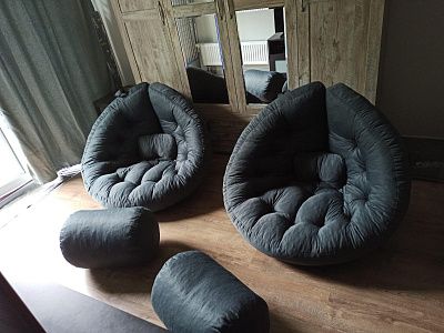 Комплект кресло с банкеткой для ног. Отзыв о повышенном комфорте с фото. Рейтинг 5/5.