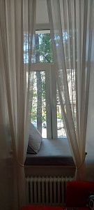 Небольшой бежевый матрасик с подушкой на подоконнике в комнате, любой цвет и размер на заказ. Отзыв клиента 5 звезд. 