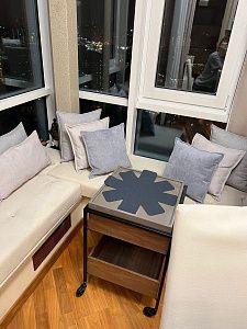 Светлый матрас с серыми подушками для оформления зоны отдыха на подоконнике. Отзыв клиента Gliver с высокой оценкой.