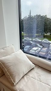 Светлый бежевый матрасик, подушки и валик на подоконник на окно для зоны отдыха. Отзыв клиента Гливер, рейтинг 5 звезд. 