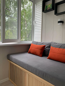 Серый матрасик с яркими подушками на балкон для зоны отдыха и релакса. Организация лаунж-зоны. Отзыв клиента фабрики Гливер и описанием деталей заказа. 